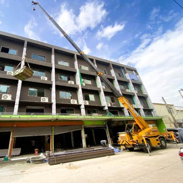 รถเครน 10 ตัน 4 ล้อ ยกของขึ้นตึก พร้อมอุปกรณ์ใส่วัสดุก่อสร้าง