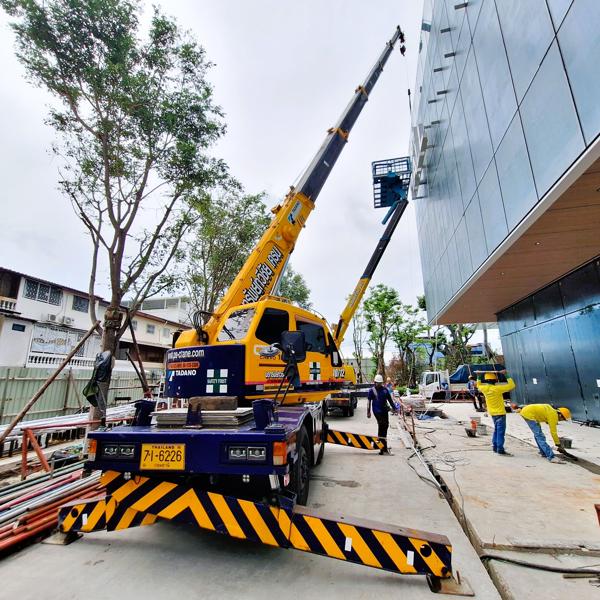 เช่ารถเครน 10 ตัน 4 ล้อ ยกติดตั้งป้าย ทำงานคู่รถกระเช้า