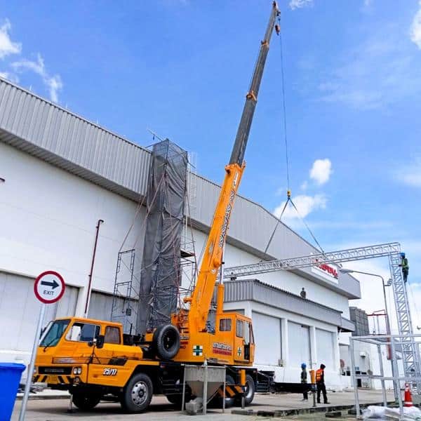 รถเครน 25 ตัน ติดตั้งโครงสร้างหน้าโรงงาน