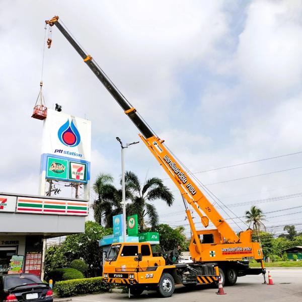 เช่ารถเครน 25 ตัน ยกติดตั้งป้ายสถานีบริการน้ำมัน – P.S.CRANE