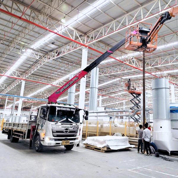 รถเฮี๊ยบ 5 ตัน บรรทุกสินค้า เข้าโรงงาน