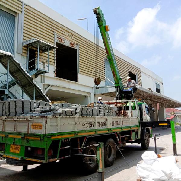 รถเฮี๊ยบขนส่งวัสดุก่อสร้าง เข้าไซต์งาน – P.S.CRANE