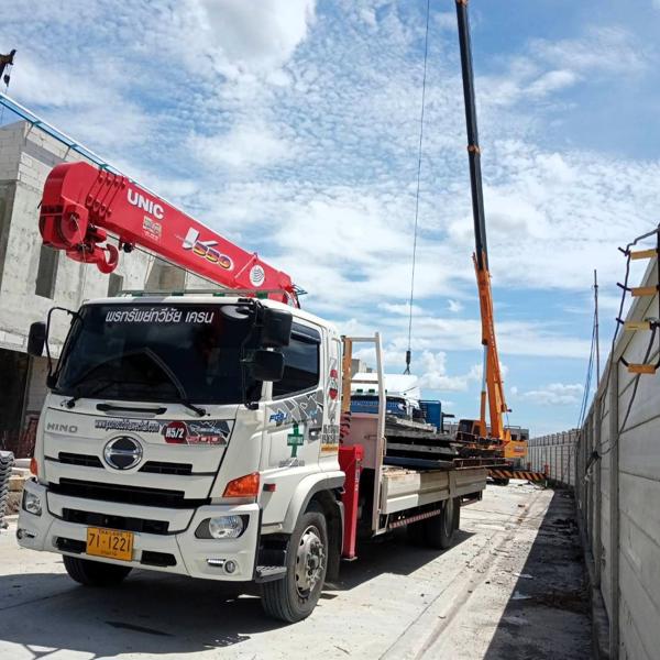 รถเฮี๊ยบทำงานคู่กับรถเครน ในไซต์งานก่อสร้าง – P.S.CRANE
