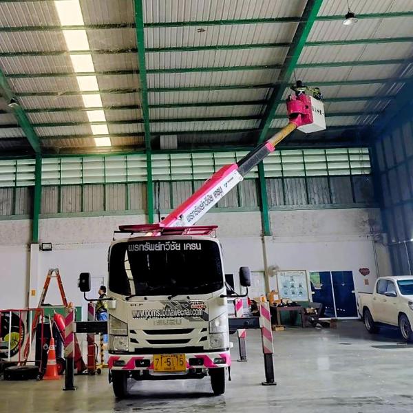 รถกระเช้า 15 เมตร เปลี่ยนหลอดไฟ