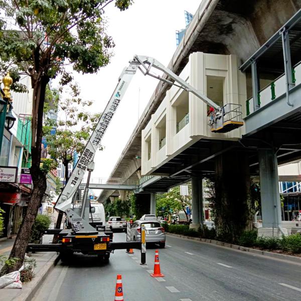 รถกระเช้า Skymaster 23 เมตร ซ่อมอาคารริมถนน
