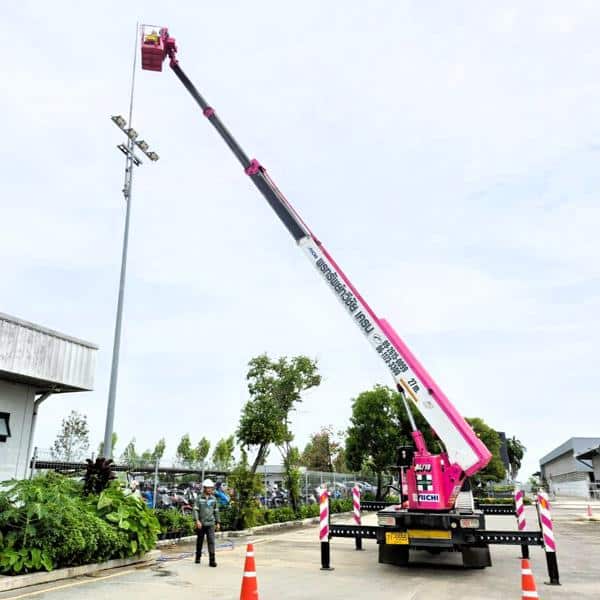 รถกระเช้า 27 เมตร เปลี่ยนหลอดไฟ