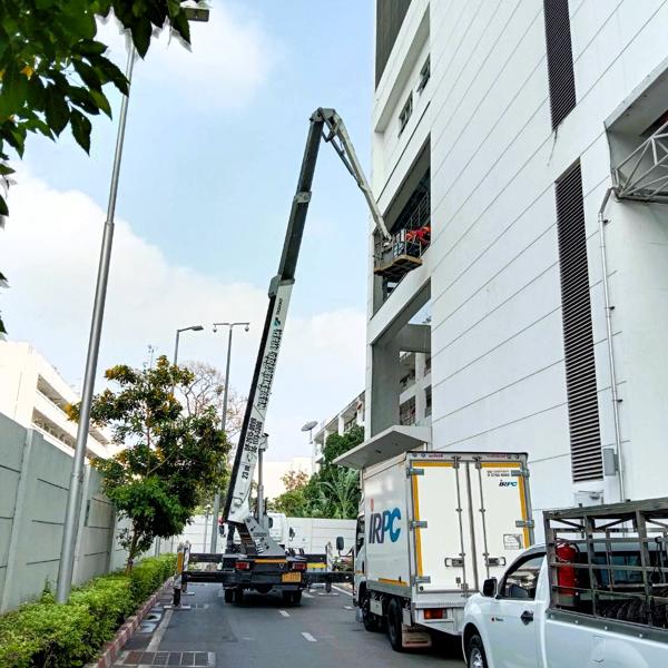 บริการให้เช่ารถกระเช้าบูมพับ 23 เมตร