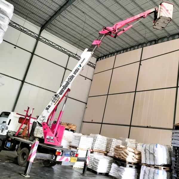 รถกระเช้าบูมพับ เปลี่ยนหลอดไฟฟ้า