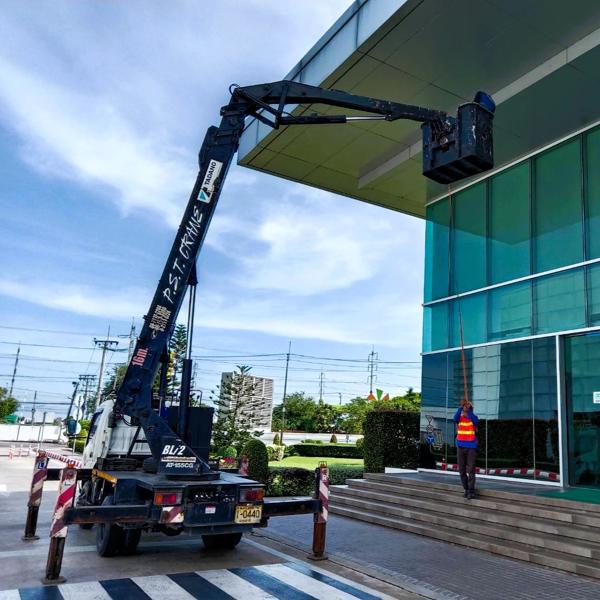 รถกระเช้าแขนพับ เช็ดกระจก