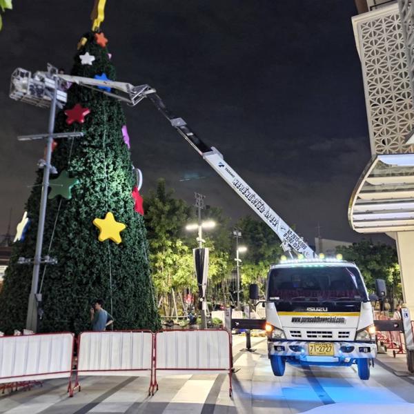 รถกระเช้า ตกแต่งต้นคริสต์มาส ศูนย์การค้า