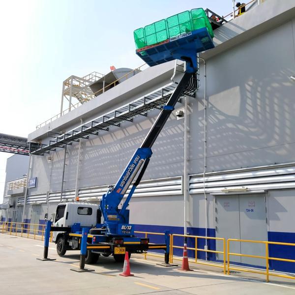 รถกระเช้าถาดใหญ่ ติดตั้งรางไฟฟ้า