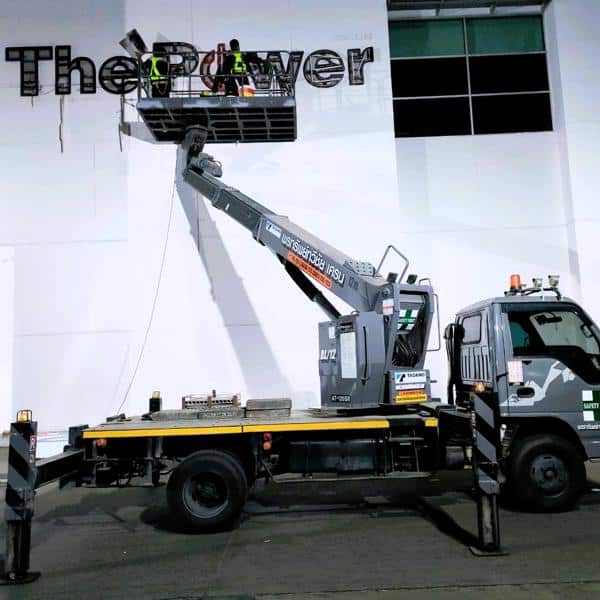 ให้เช่ารถกระเช้าถาดใหญ่ ติดป้าย