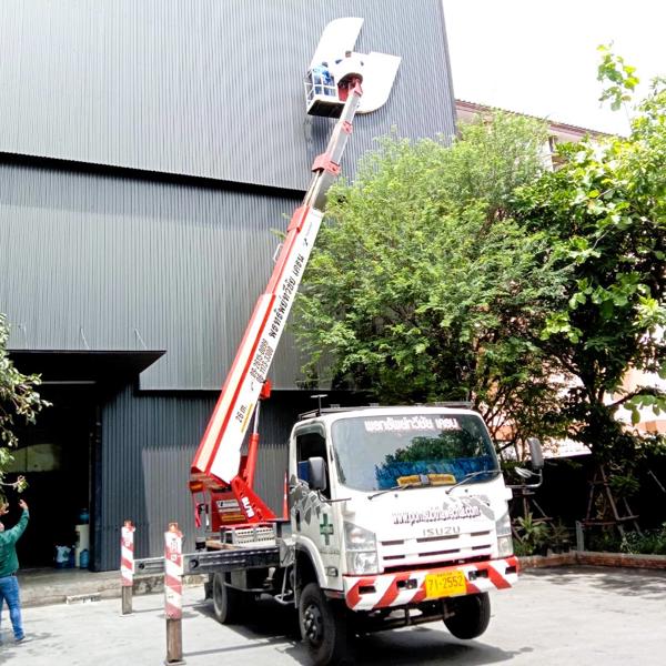 รถกระเช้า 20 เมตร ติดตั้งป้ายอาคาร กรุงเทพ