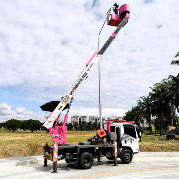 เช่ารถกระเช้าเปลี่ยนหลอดไฟถนน