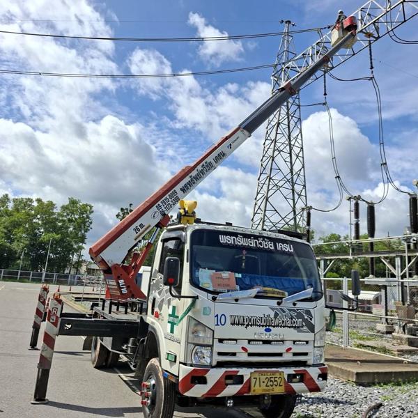 รถกระเช้าทำงานในสถานีไฟฟ้า